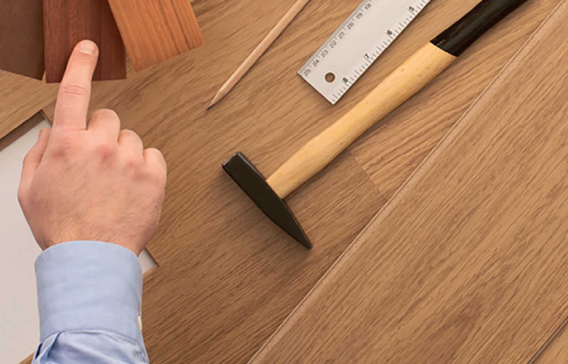 Installazione in corso di rivestimento SPC